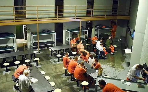 美監獄離譜性醜聞曝光！獄警3萬塊賣出牢房鑰匙 28女囚遭男囚性侵毆打
