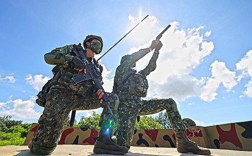 蔡英文下令後金門二膽守軍開火了!國軍實彈射擊驅離入侵中國無人機
