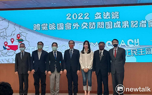 跨黨派立委訪歐 游錫堃：座車、會議上都有國旗