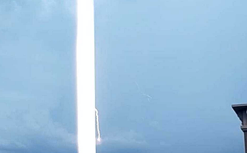 雷神索爾來了？午後雷雨「巨大雷柱」驚呆所有人  氣象局曝原因