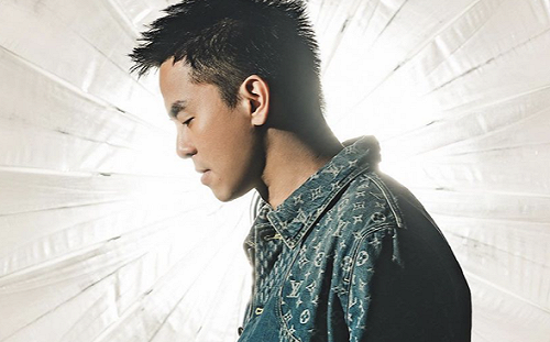 柯有倫全裸撞見岳母！急拿一物遮「重要部位」