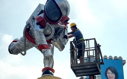 科學168落幕 嘉義中央噴水池太空人掰掰