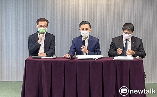 秒懂？！插畫家以考試「交卷」比喻 為林智堅大抱不平