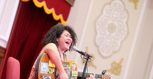 被叫「番仔」 巴奈在府音樂會當面向小英抗議