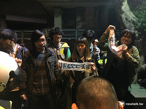 青年團體夜襲總統官邸 宣告與民進黨決裂