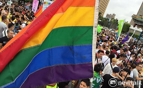 同婚專法怎訂好頭疼！綠委嘆：不管站哪都會死!