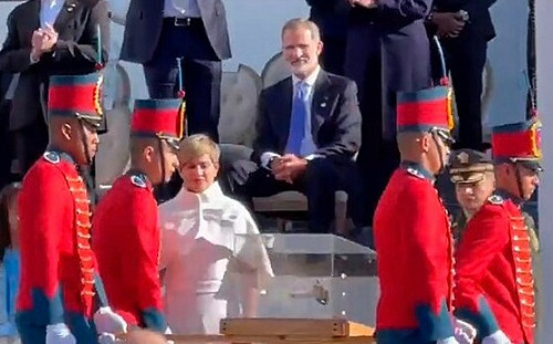 腳麻? 哥倫比亞總統就職典禮 西班牙國王未對「玻利瓦之劍」起立鼓掌惹議.....