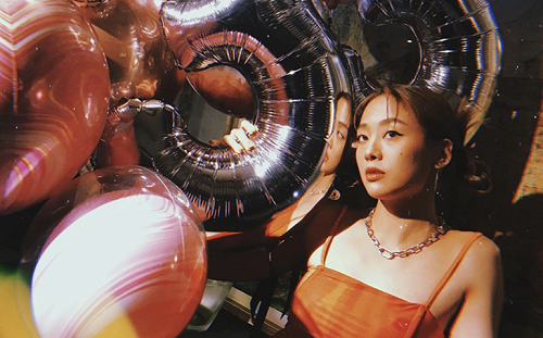 狂嗑12個蛋糕！鬼鬼歡度33歲生日大秀鉛筆腿