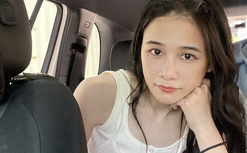 逆天一字馬！千千長腿自拍網驚呼：快踢到天花板