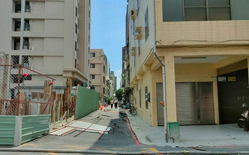 高雄驚傳路面塌陷！附近居民急撤離