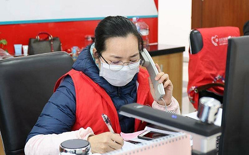 中國式問題解決法! 三亞防疫專線將電話設「佔線」還有人執勤時打牌賭博