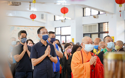 辦祈福法會追悼染疫亡者 朱立倫諷陳時中：指揮官都跑來選舉是世界奇蹟