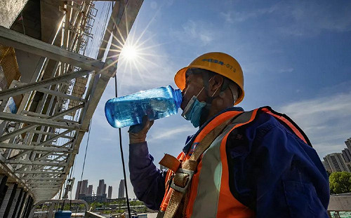 死亡率高達 70%! 中國發佈首個高溫紅色預警 六成中暑勞動者無理賠