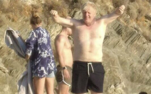 想跟普丁比胸肌? 強生卸任前第二次度假秀「渾圓」上半身遭嘲弄