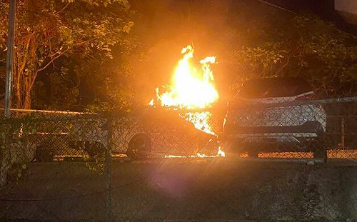 凌晨剛停好車！賓士C300突自燃全毀