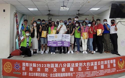 扶輪有愛  30萬元駐站物資贈新北消防救難志工