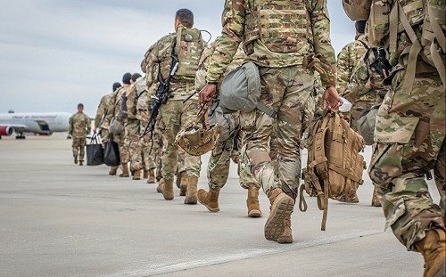 不願接種疫苗遭解僱、PTSD自殺率飆升？美兵源短缺陷「徵兵危機」