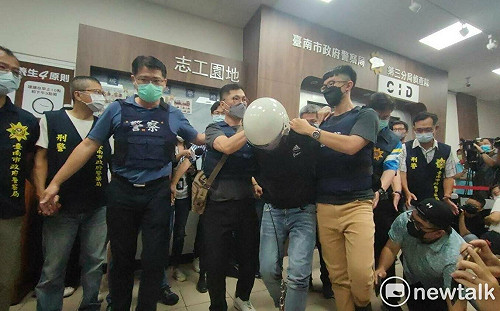 辯稱被噴辣椒水才砍殺兩警 台南殺警案凶嫌林信吾涉犯殺人罪遭聲押