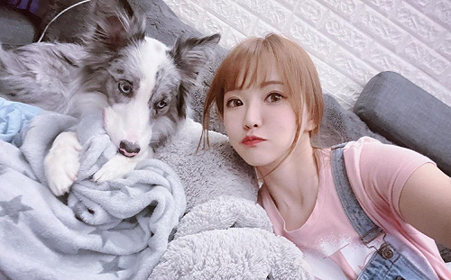 「南半球女王」周荀低胸逗狗影片太震！超兇攝影師曝光網讚爆