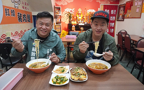 陳柏惟鳳山合體蘇致榮  「吃播」啖美食聊市政