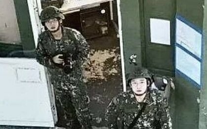 (影)中國無人機窺視金門衛哨 國軍擲石驅趕畫面曝光