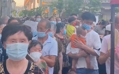 數百萬人曝曬在 40 度高溫下排隊等PCR  網友: 重慶人已到達極限