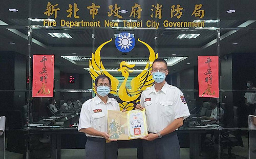 新北消防局表揚廉能 小隊長邱宗宏婉拒民眾萬元餽贈