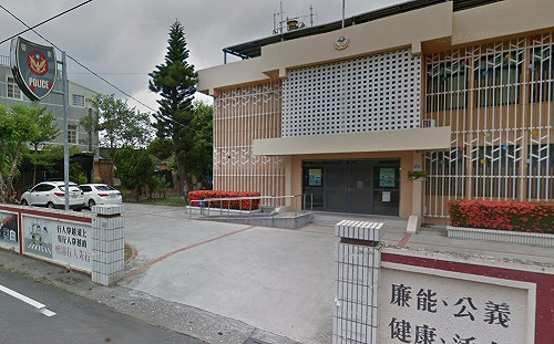 開槍防衛了！台南學甲男持2菜刀入派出所攻擊 警開13槍制伏