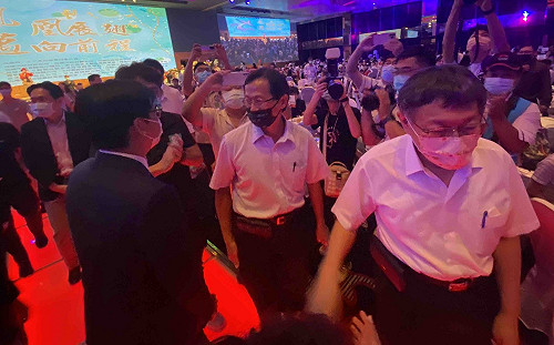 柯P、陳其邁出席晚宴「狹路相逢」   握手寒暄避免同場