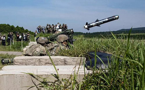 美首次在日本射標槍飛彈 中媒批「東方之盾」軍演 : 只射4發 演戲炒作!