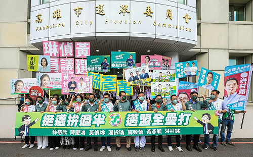 聯袂造勢登記參選 邁盟七戰將拚高市議會綠過半
