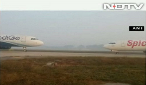印度飛安警訊！客機衝出跑道 ２航班險對撞