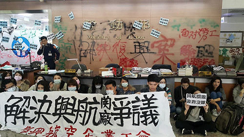 復航勞資爭議未解 工會成員突襲佔領勞動部1樓