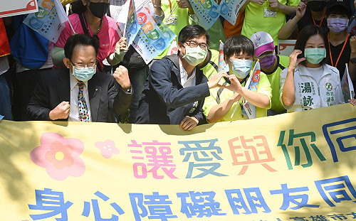 委請楊明州代登記  陳其邁：他也是我們的老市長