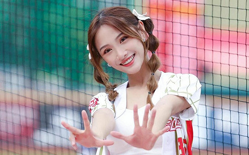 啦啦隊女神下班被跟蹤！小龍女「君白」冒雨繞路  怒喊：請自重