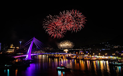 中秋連假新北漁人碼頭  情人橋光雕伴煙火