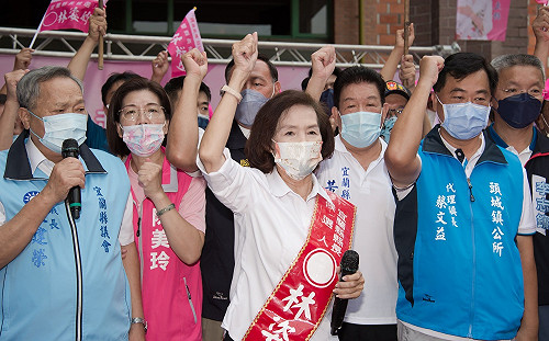 反對家族干政 貪污縣長下台！林姿妙開幕致詞遇綠營白布條包圍