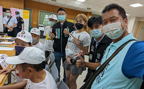 虧雞又來了！林義豐登記參選台南市長 合體民眾黨喊當蝙蝠俠