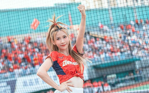 小龍女隊長琪琪運動內衣「挖大洞」！飽滿胸型引網暴動