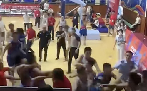 (影) 湖南籃球賽爆濺血群毆！板凳球員也「支援輸贏」 有人被打到耳後噴血
