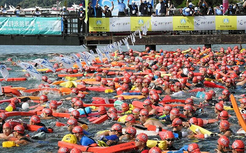 日月潭萬人泳渡嘉年華 游泳錦標賽豔陽下揭序幕
