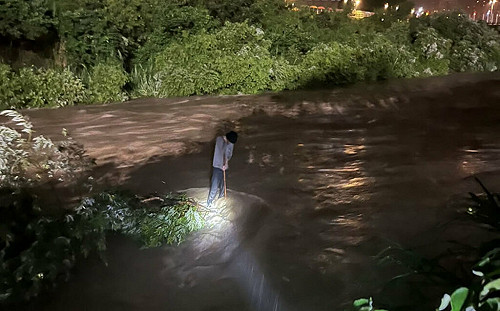 男受困新北三峽河中大石頭 消防安全搶救上岸