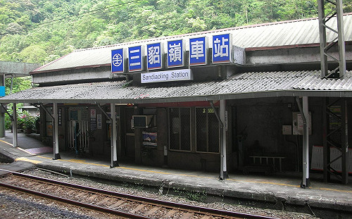 邊坡滑落  台鐵平溪線三貂嶺-菁桐中斷