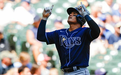 (影)張育成二壘打差點出牆 生涯百安M1