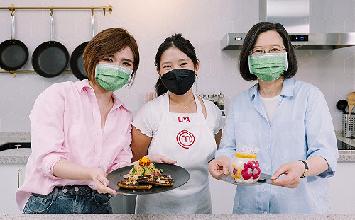 (影)蔡總統邀小廚神Liya共煮「鰻魚米粉」 擺盤狂加香菜