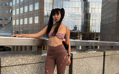 臉有點「辱華」胸部很愛國？ 陸網美見小粉紅離譜評論 笑回 :「那該怎麼辦」?