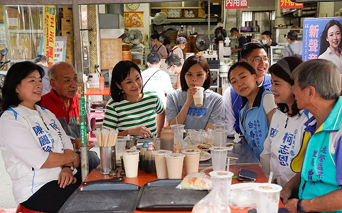 放送事故！柯志恩回防藍營本陣果貿社區 里長當面感謝陳其邁