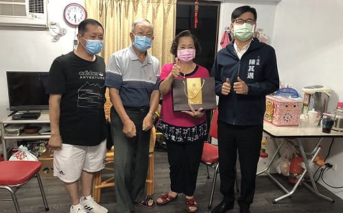 持續關心城中城受災戶 陳其邁中秋前夕慰訪送月餅