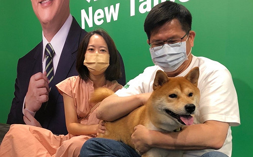 慶祝狗狗節！ 林佳龍緊抱毛孩 拋「寵物大療癒」政策