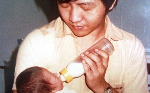 挨批「臉臭」、「不會抱小孩」 陳時中曬抱兒舊照反擊：有些事無聲勝有聲